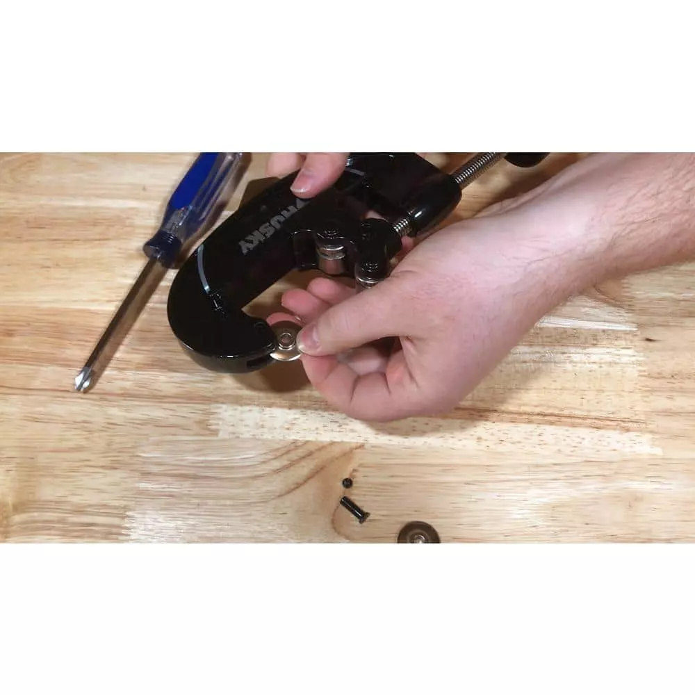 Husky 2-1/8 in. Quick-Release Tube Cutter 10 Husky 2-1/8 in. Quick-Release Tube Cutter - Image 8